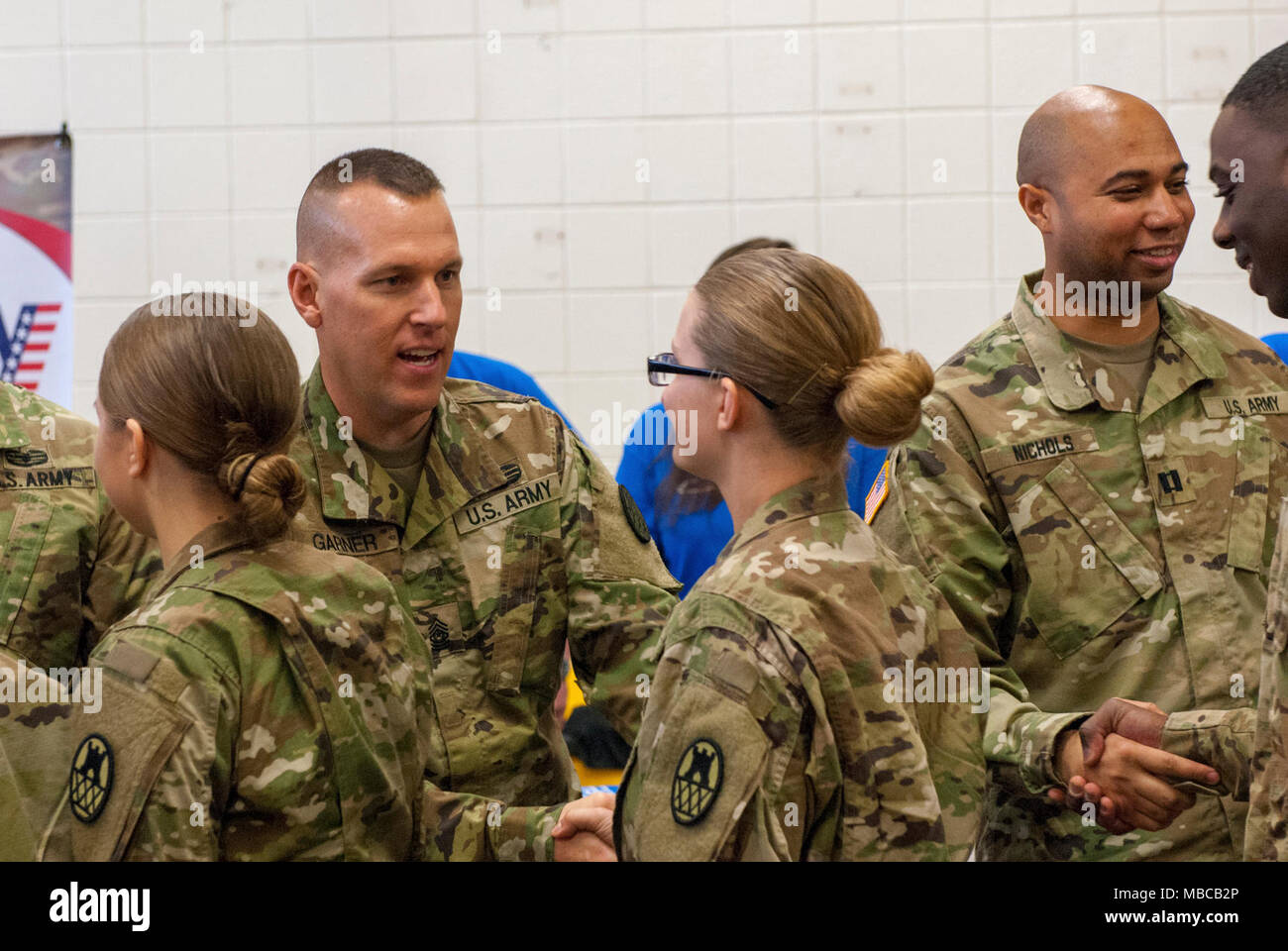Die Nord-carolina Army National Guard führte eine Bereitstellung Zeremonie für 878Th 130 Manöver der Erweiterung Feuerwehr Ingenieur Unternehmen Februar 17, 2018 am King's Mountain High School, King's Mountain, N.C.. Stockfoto