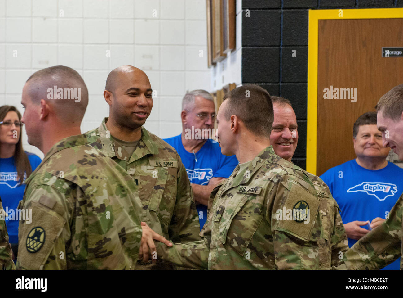 Die Nord-carolina Army National Guard führte eine Bereitstellung Zeremonie für 878Th 130 Manöver der Erweiterung Feuerwehr Ingenieur Unternehmen Februar 17, 2018 am King's Mountain High School, King's Mountain, N.C.. Stockfoto