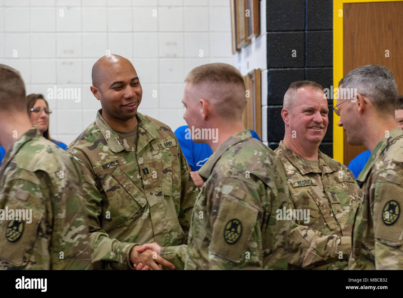 Die Nord-carolina Army National Guard führte eine Bereitstellung Zeremonie für 878Th 130 Manöver der Erweiterung Feuerwehr Ingenieur Unternehmen Februar 17, 2018 am King's Mountain High School, King's Mountain, N.C.. Stockfoto