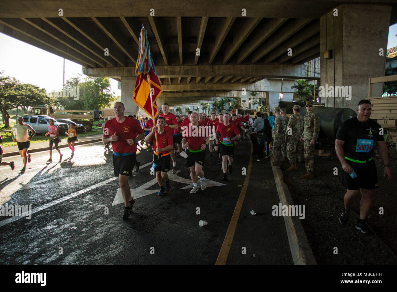 25 Infanterie Division Artillerie Soldaten schlossen sich Tausende von Mitgliedern der Gemeinschaft in der 34. jährlichen grossen Aloha Run Feb.19 in der Innenstadt von Honolulu zu beteiligen. Die 8.15 - Meile Wettlauf hat mehr als 12 Millionen $ für 150 gemeinnützige Gesundheit und menschlichen Service Organisationen und Gruppen in Hawaii aufgewachsen, nach Carole Kai Nächstenliebe, Inc. ( Stockfoto