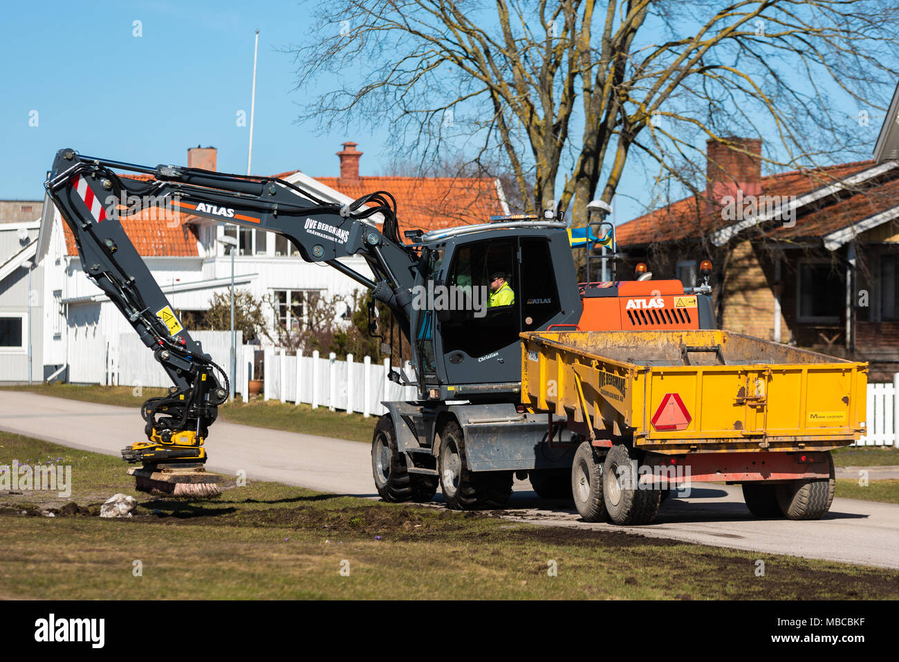 Morbylanga, Schweden - 6. April 2018: Dokumentarfilm von Alltag und Umwelt. Atlas Bagger mit Bürste Bürsten oder Vibrierenden th ausgestattet Stockfoto
