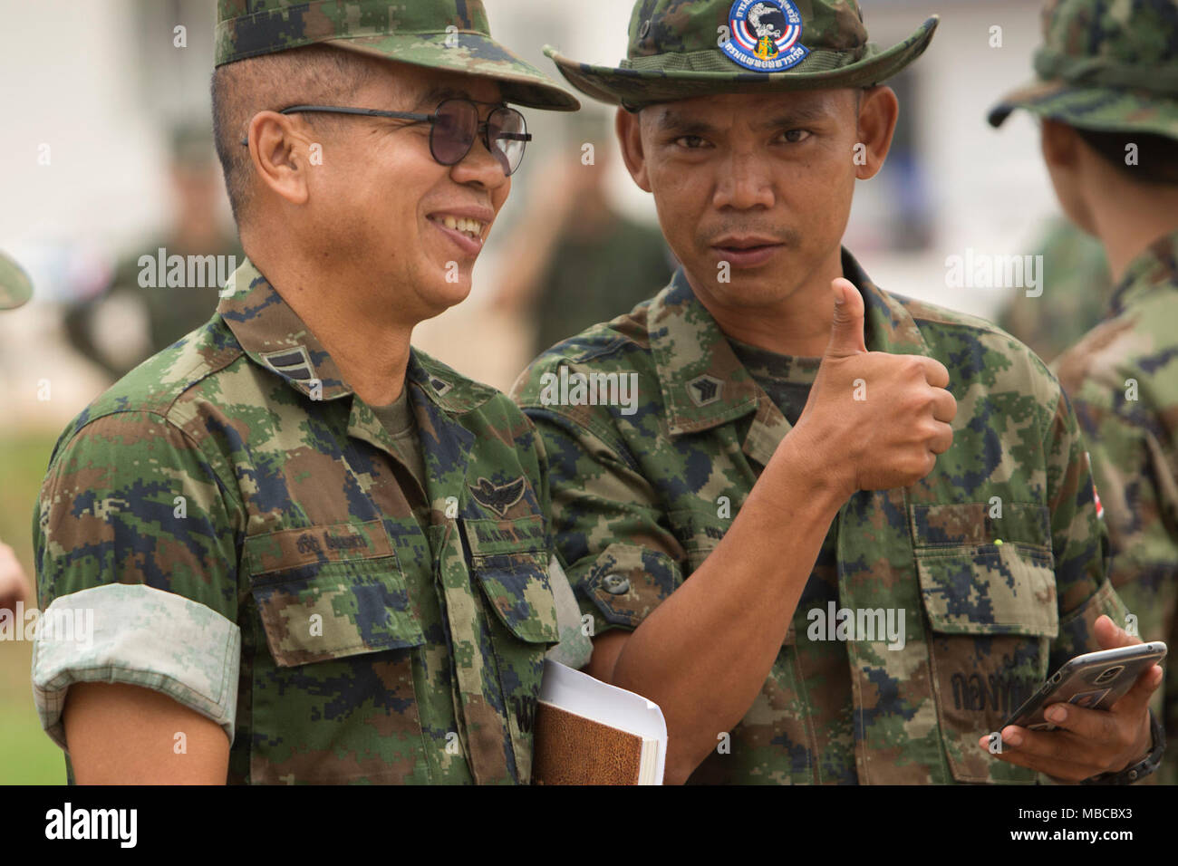 Ein Mitglied der Royal Thai Army stellt während der Bau eines Krankenhauses während der Übung Cobra Gold 2018, in Chachoengsao, Königreich Thailand, Jan. 19, 2018 zu beobachten. Cobra Gold 18 ist eine jährliche Übung im Königreich Thailand durchgeführt wurde von Feb.13-23 mit sieben voll teilnehmenden Nationen. (U.S. Marine Corps Stockfoto