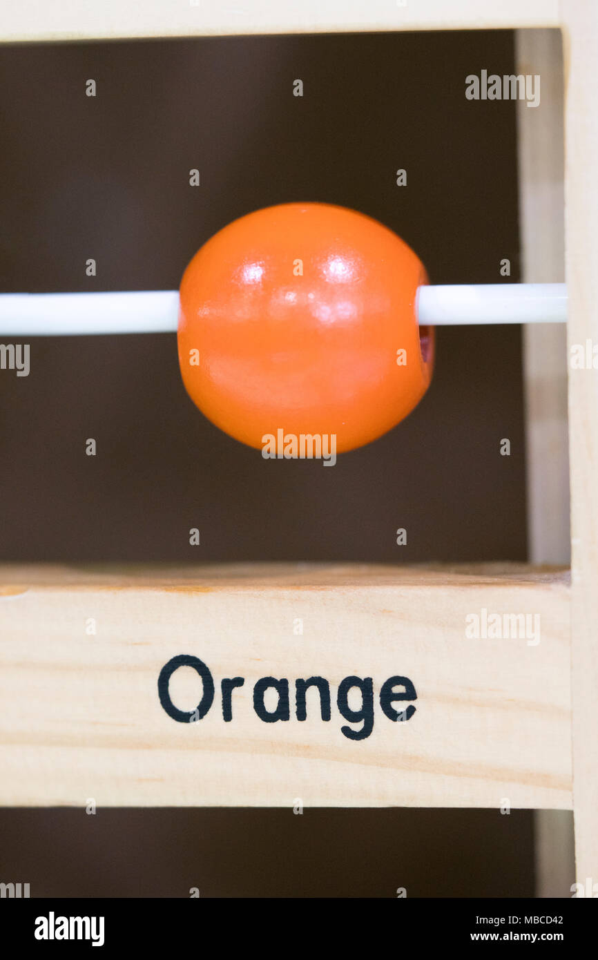 Farbe orange Holzspielzeug zu lernen und mit Formen und Farben spielen Stockfoto