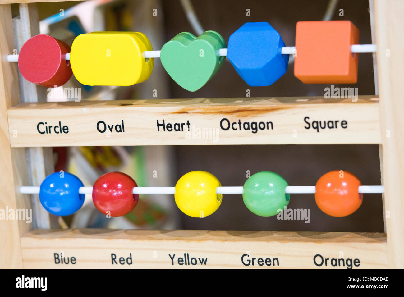 Holzspielzeug zu erlernen und zu spielen mit Formen und Farben (selektive Fokus) Stockfoto