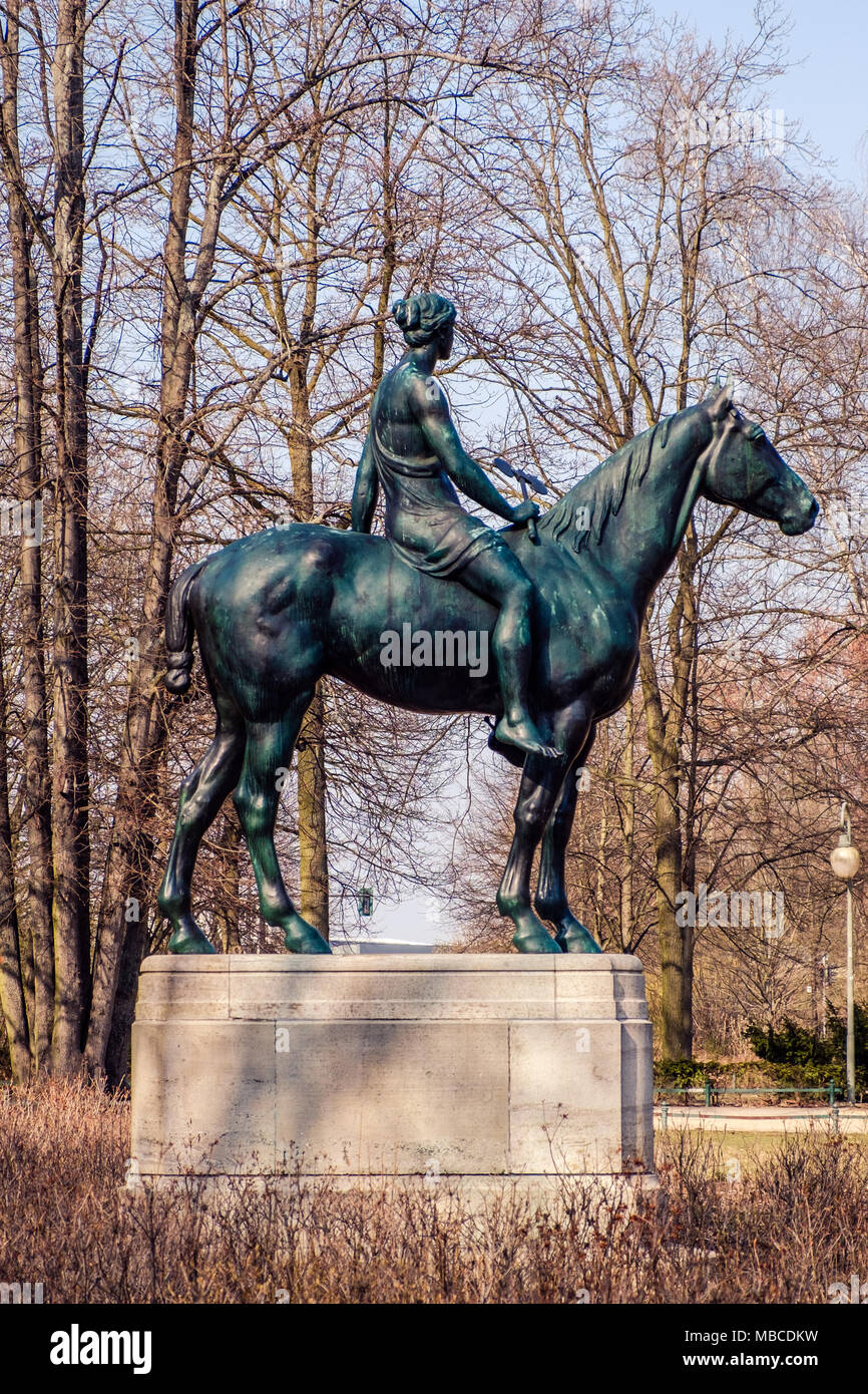 Berlin, Deutschland - April 2018: Frauen auf Pferd Statue, Amazone zu Pferde  (Amazon auf dem Pferd) im Tiergarten, Berlin, Deutschland Stockfotografie -  Alamy
