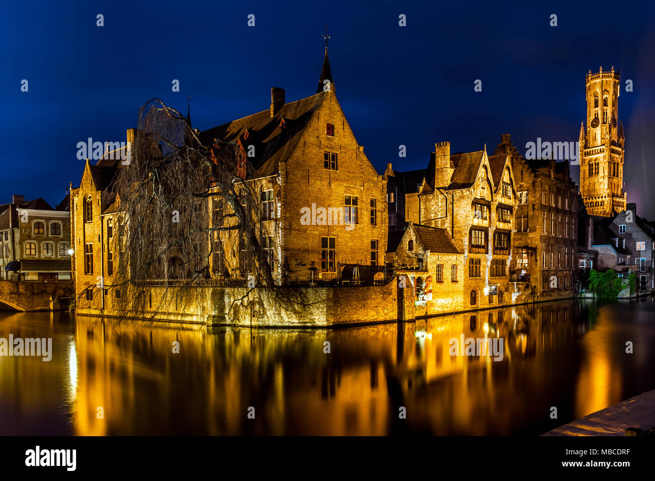 Kanäle in Brügge in der Nacht Stockfoto