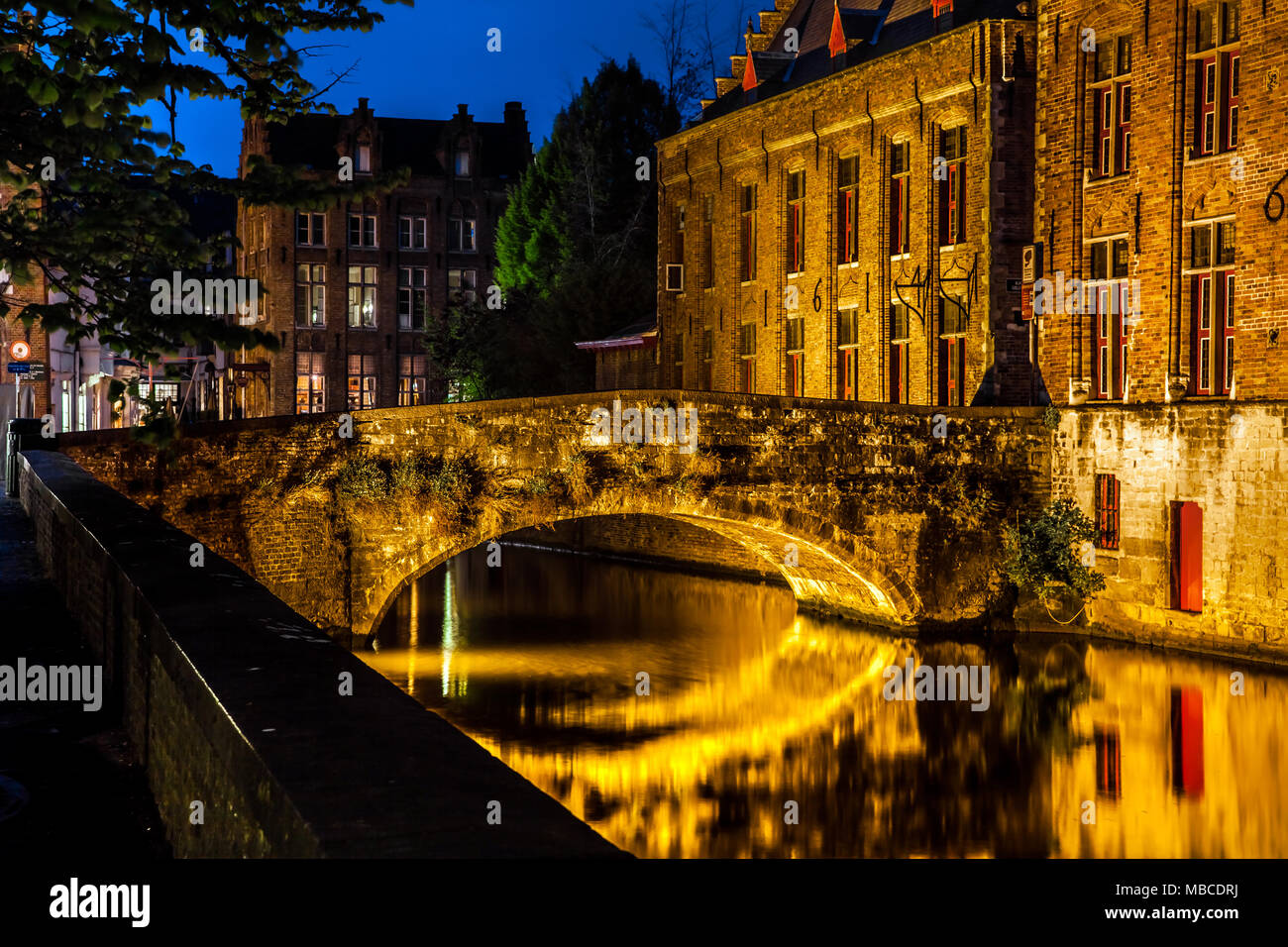 Kanäle in Brügge in der Nacht Stockfoto