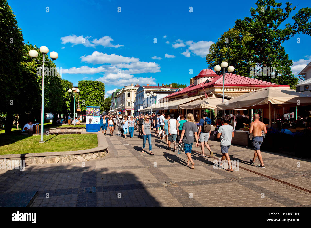 Viele Touristen auf der Straße in der Stadt Jurmala, Lettland Stockfoto