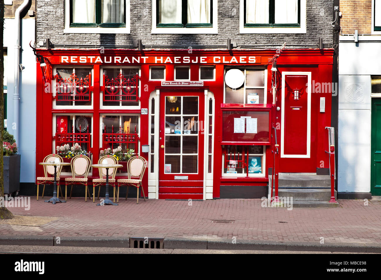 Street Café mit Tischen im Freien in Amsterdam, Holland Stockfoto