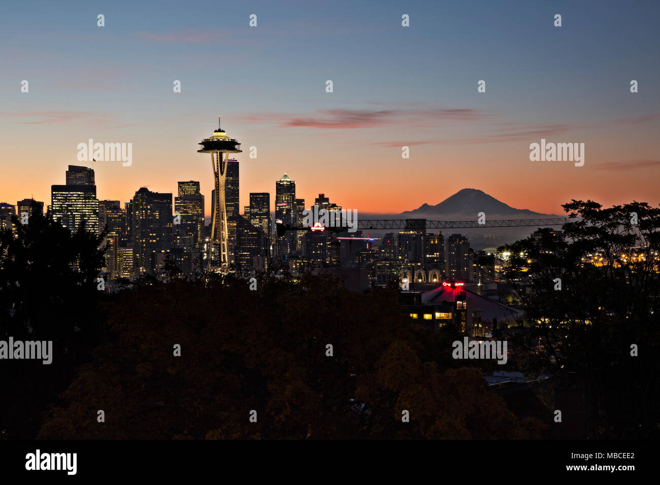 WA15083-00...WASHINGTON - Sonnenaufgang über Seattle und Mount Rainier Kerry Park auf Queen Anne Hill. 2017 Stockfoto
