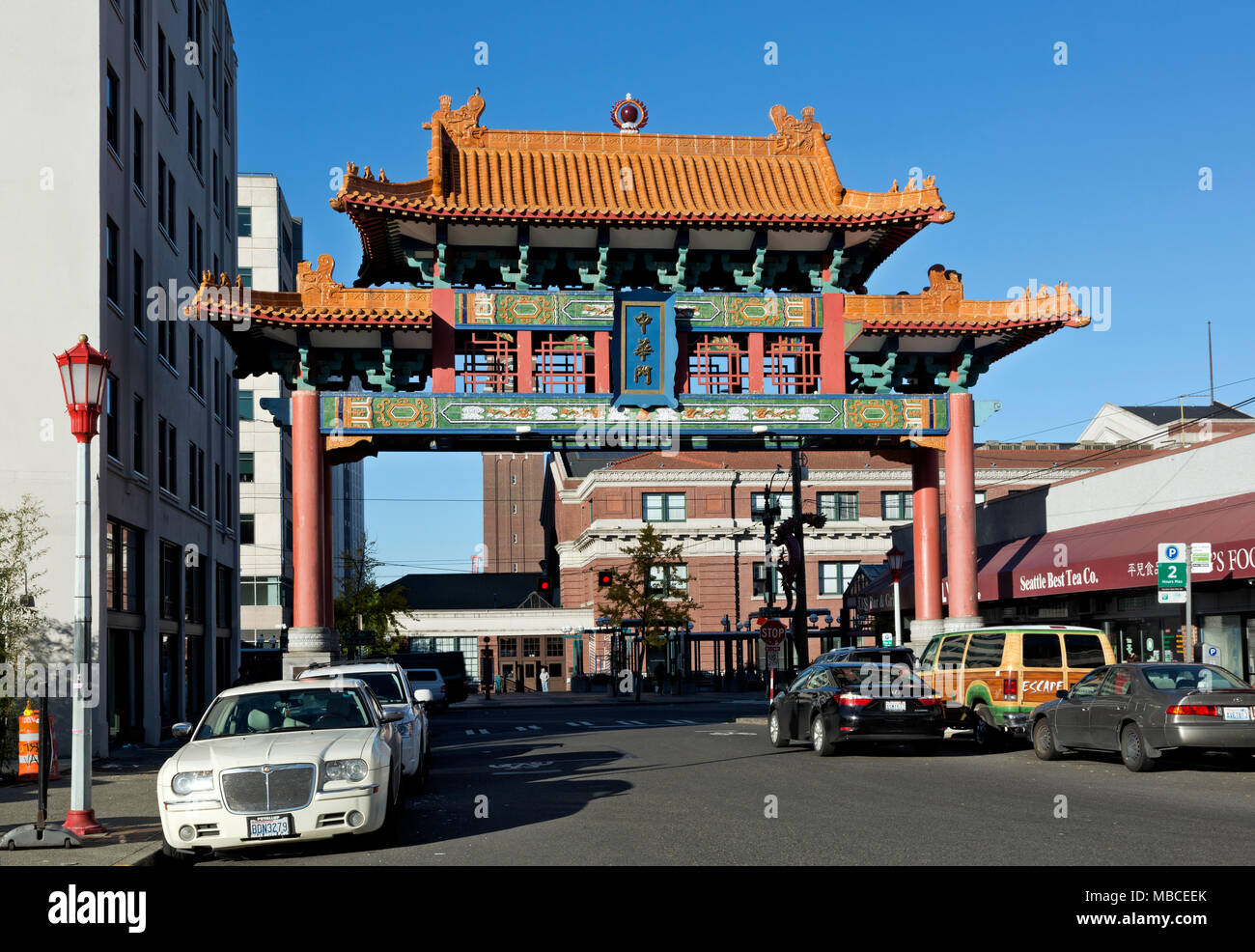 WA 15092-00 ... WASHINGTON - Die reich verzierten, traditionellen Stil, Chinatown Gate in den Internationalen Distrikt/Chinatown in Seattle. Stockfoto
