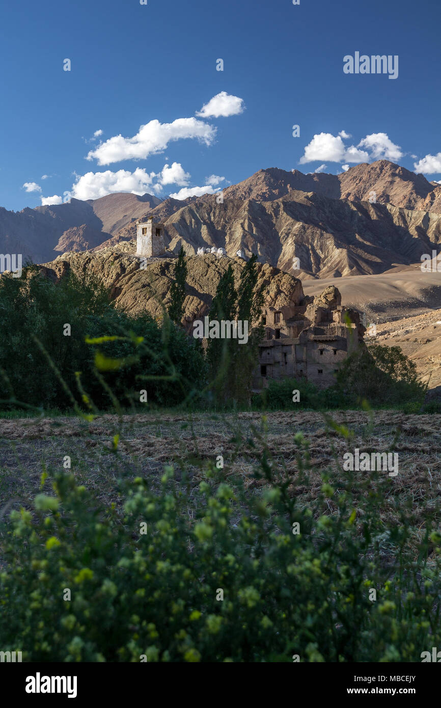 Als Sonne in großer Höhe Ladakh, Kontrast zwischen Sonne und Schatten ist sogar noch deutlicher. Hier einige Klippen Ruinen die letzten Sonnenstrahlen des Tages Fang Stockfoto