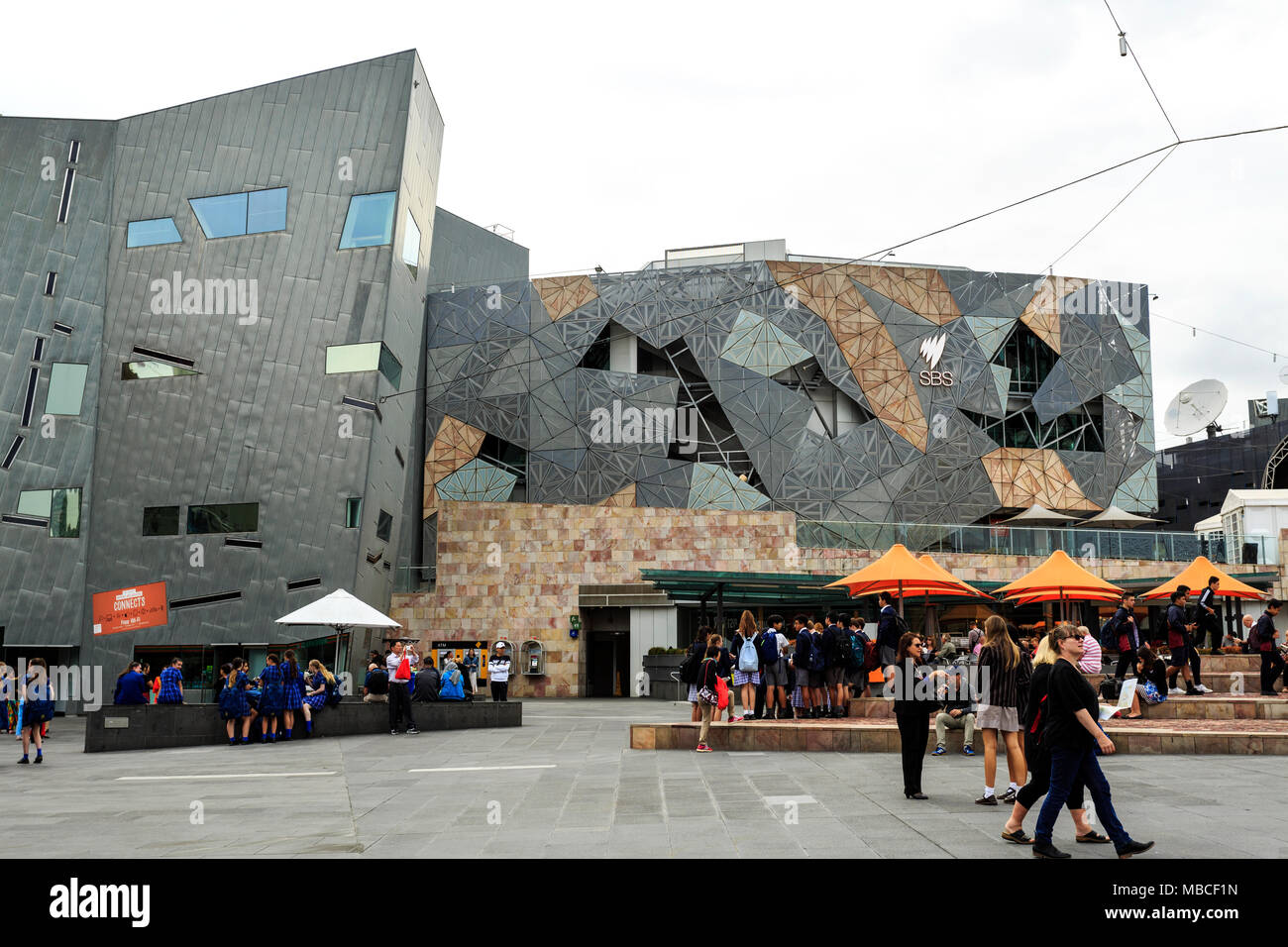 Blick auf den Federation Square, ein Ort für Kunst, Kultur und öffentliche Veranstaltungen, in Melbourne, Victoria, Australien Stockfoto