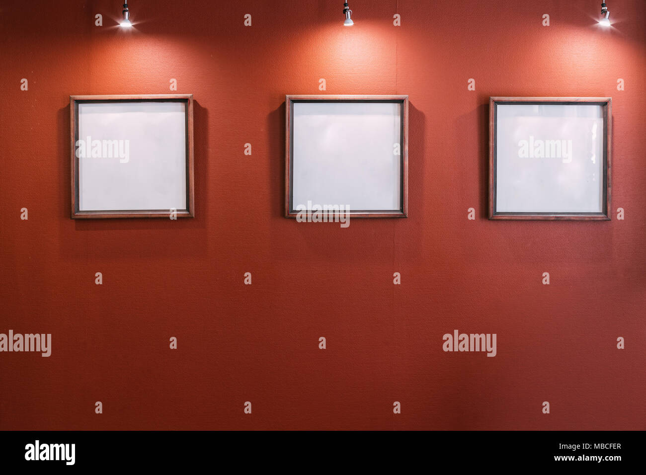 Drei weiße Leere leere Frames auf Rote Wand. Stockfoto