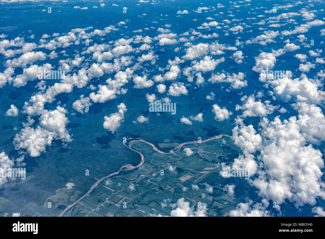 Luftaufnahme von einem mäandernden Fluss in die Landschaft entlang der Ostküste von Australien Stockfoto