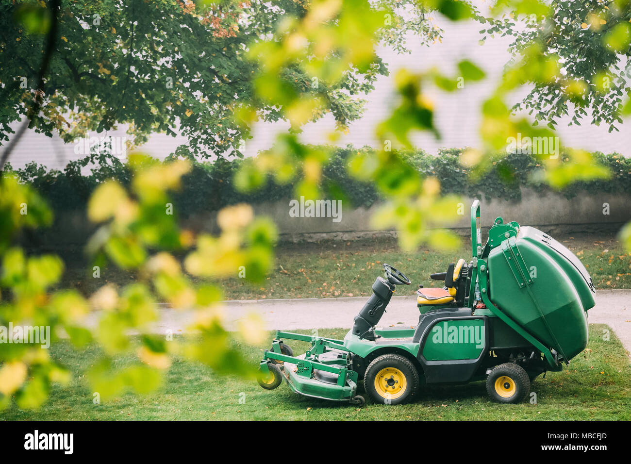 Rasenmäher Traktor auf grünem Gras. Garten besondere Technik. Stockfoto