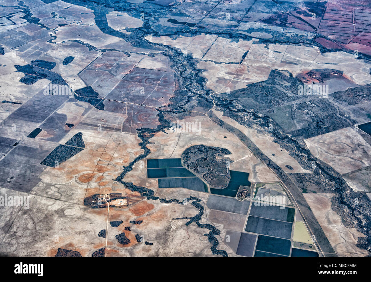 Luftaufnahme von geometrischen Mustern aus mäandernden Fluss und Feldern entlang der Ostküste von Australien Stockfoto