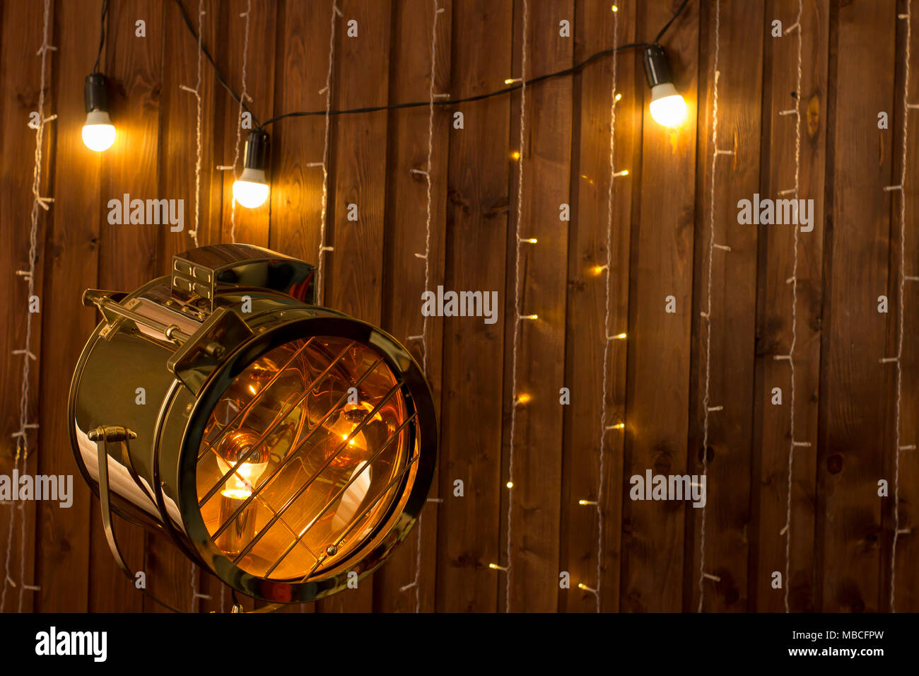 Loft innen orange Holzwand und vintage Licht Scheinwerfer Lampe