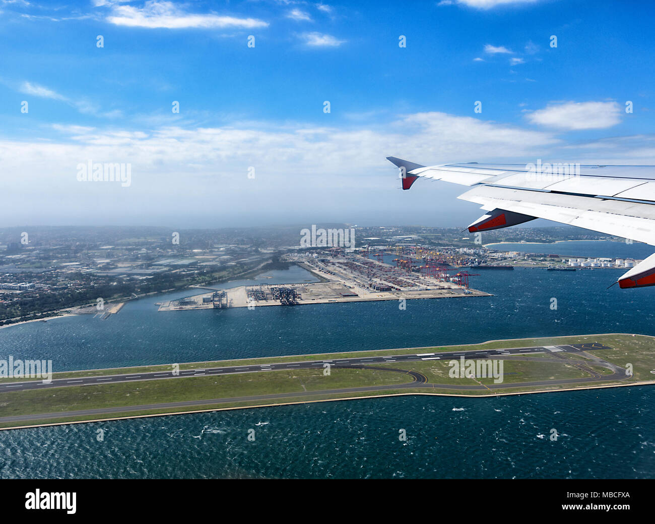 Luftaufnahme der Flughafen Sydney Start- und Landebahn über dem Meer gebaut, Australien Stockfoto