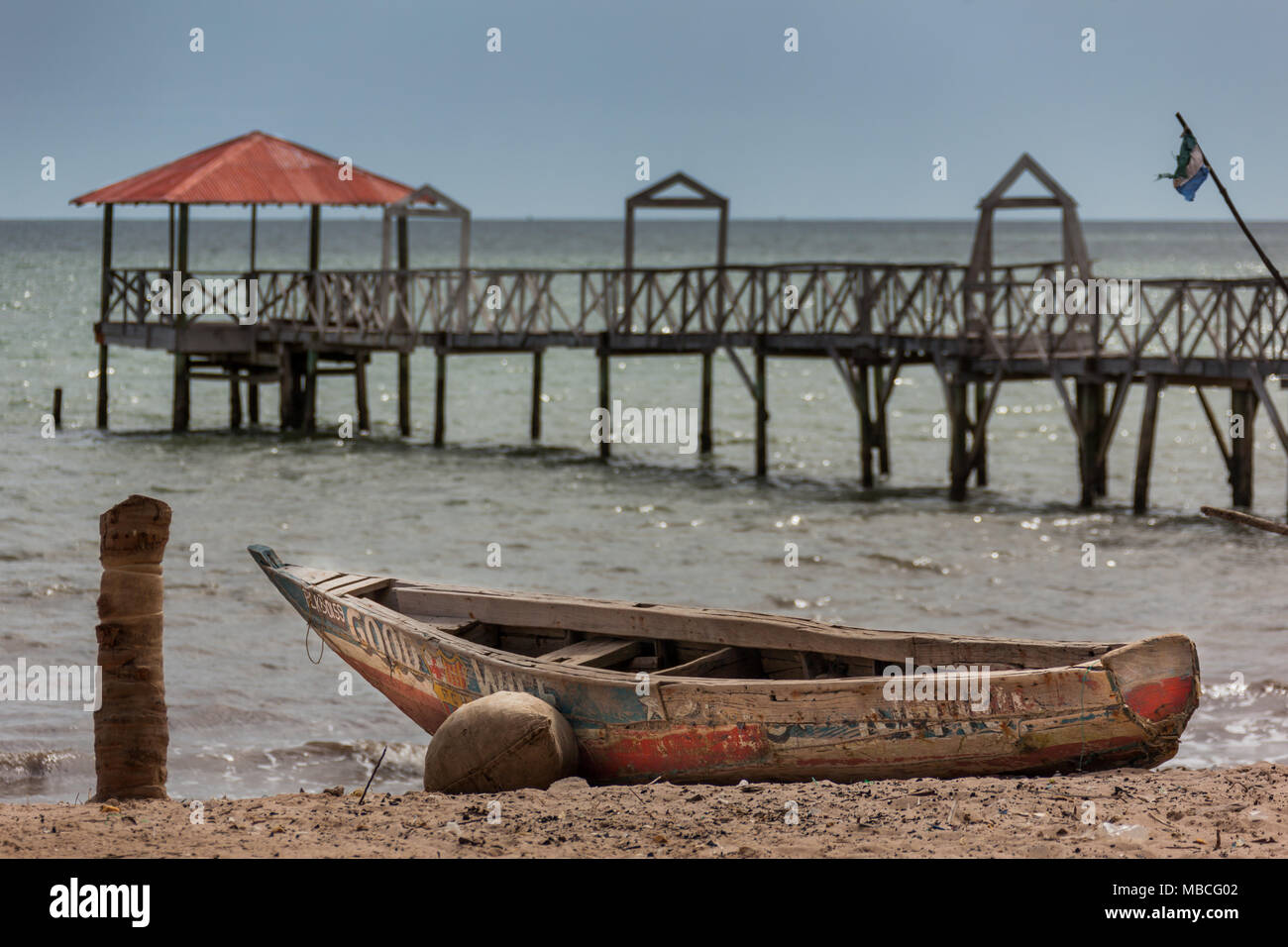 YONGORO, SIERRA LEONE - Juni 05, 2013: Westafrika, der Strand mit Fischerbooten vor der Hauptstadt Freetown, Sierra Leone Stockfoto