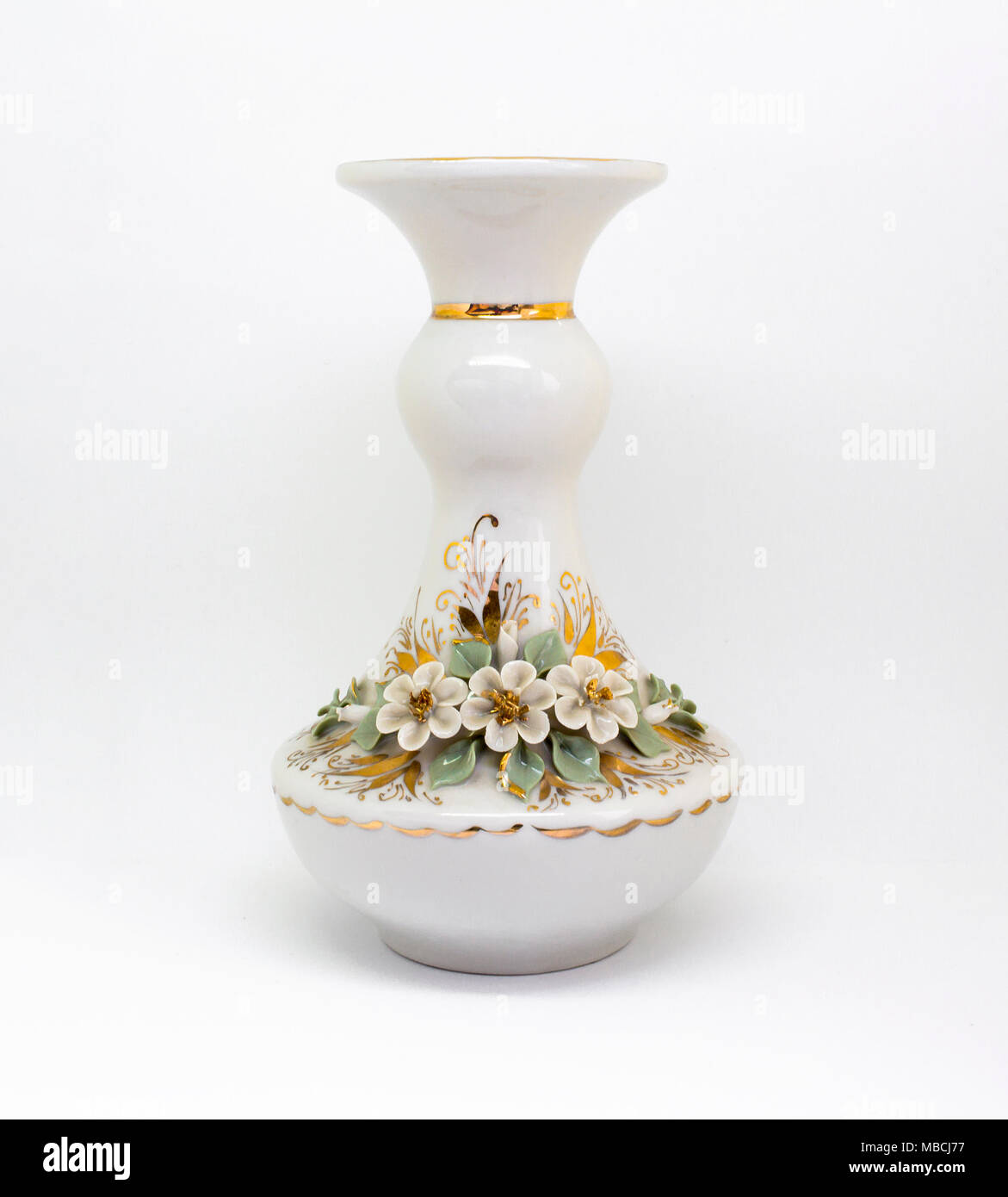 Weißer Keramik Porzellan reich geschmückten Vase mit Rosen und Gold Muster auf weißem Hintergrund Stockfoto