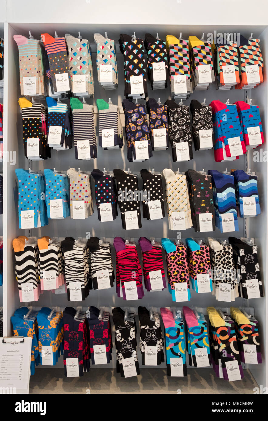 Bunte, einzigartige Männer und Frauen socken für Verkauf an Happy Socks am  West Broadway im Soho Bereich von Lower Manhattan, New York City  Stockfotografie - Alamy