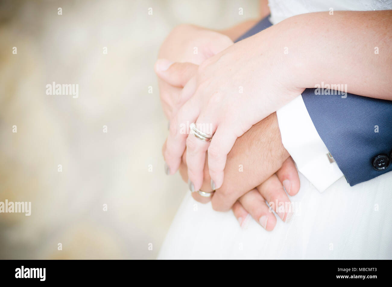 Schenna da un Matrimonio, Mani degli sposi. Stockfoto