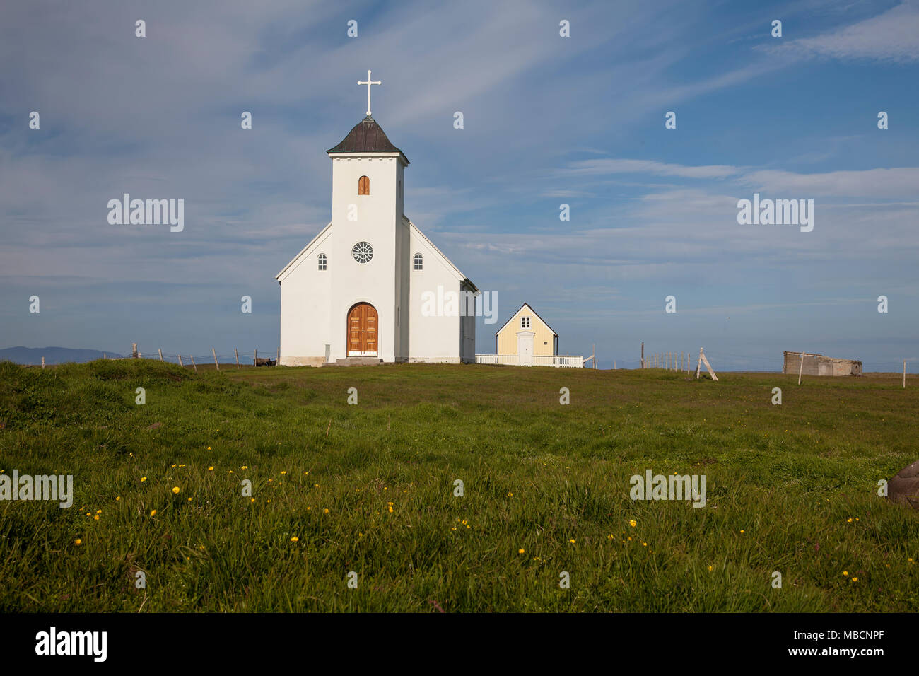 Flateyjarkirkja weißen Lutherischen Kirche mit Wiese auf der Insel Flatey, Island Stockfoto