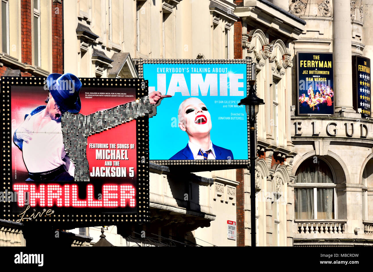 London, England, UK. Theater in der Shaftesbury Avenue. Thriller (Lyrik) Jeder spricht über Jamie (Apollo) Fährmann (gielgud) Stockfoto