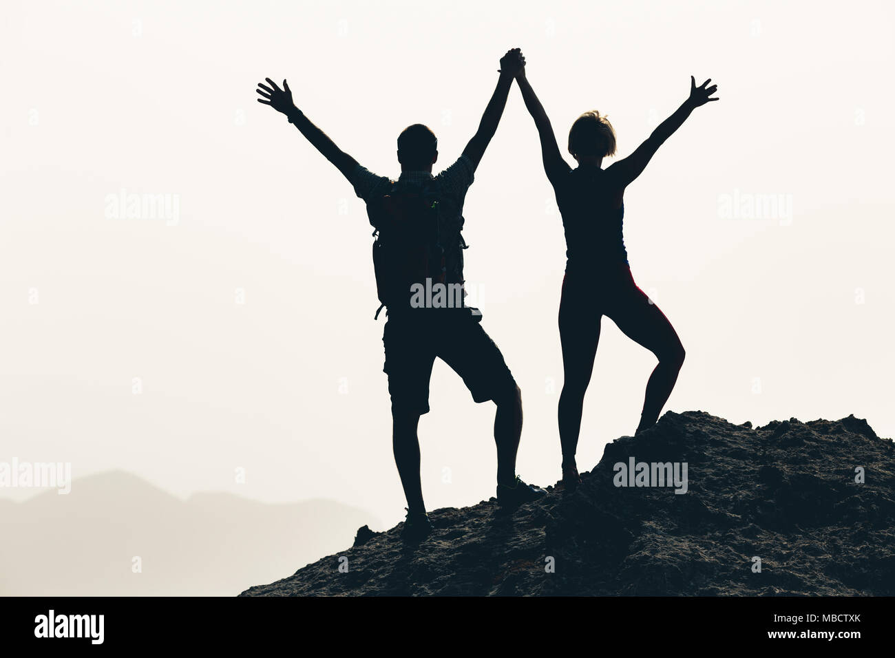 Erfolgreiche paar Leistung Klettern oder Wandern, Geschäftskonzept mit Mann und Frau feiern mit Arme, ausgestreckt im Freien. Motivati Stockfoto