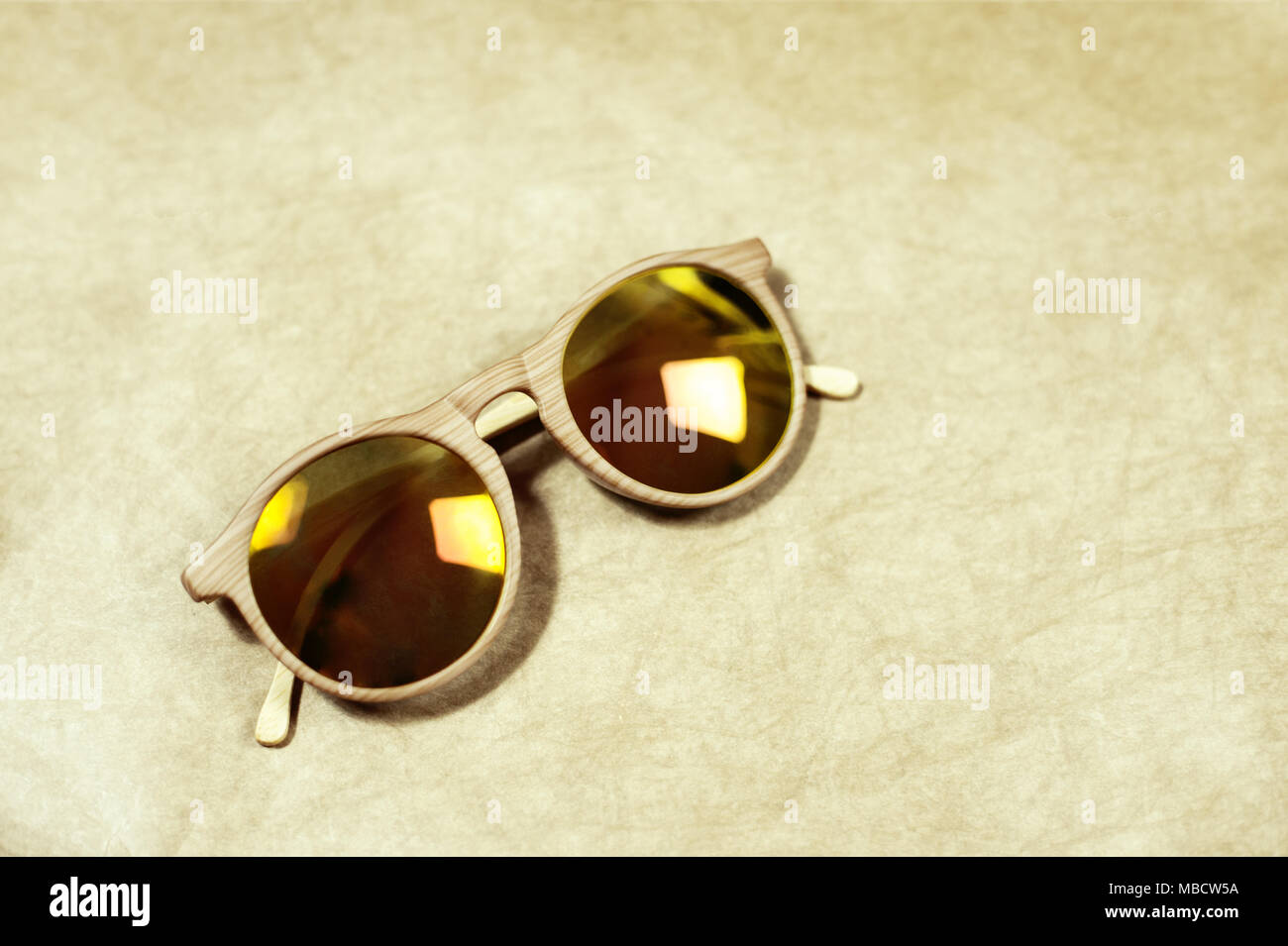 Vintage Sonnenbrillen auf Holz Stockfoto