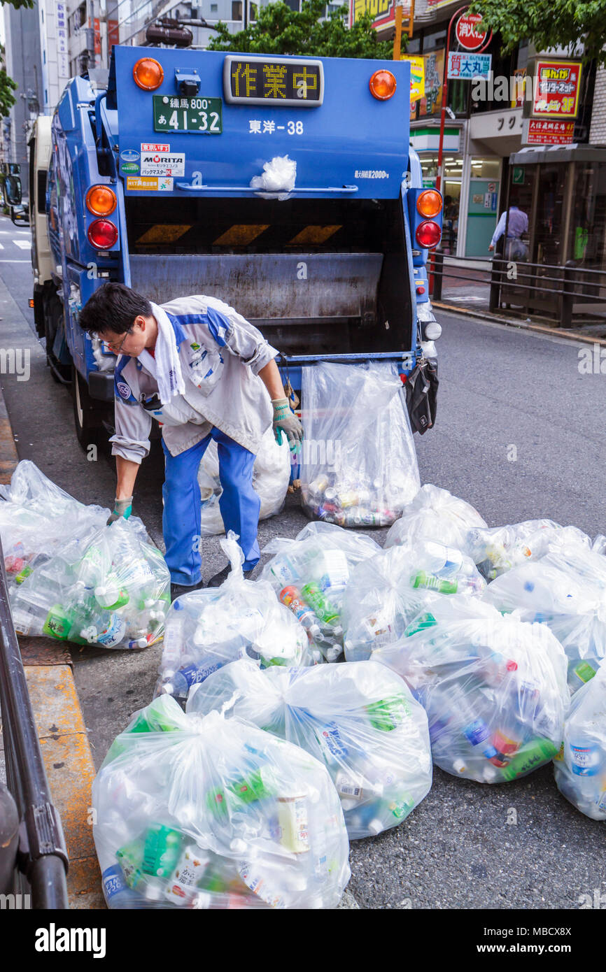 Tokio Japan, Ikebukuro, Müllabfuhr, Sammler, Asiatisch-orientalisch, Mann Männer Erwachsene Erwachsene, LKW, Verdichter, Plastiktüten, leere Flaschen, Recycling, Recyc Stockfoto