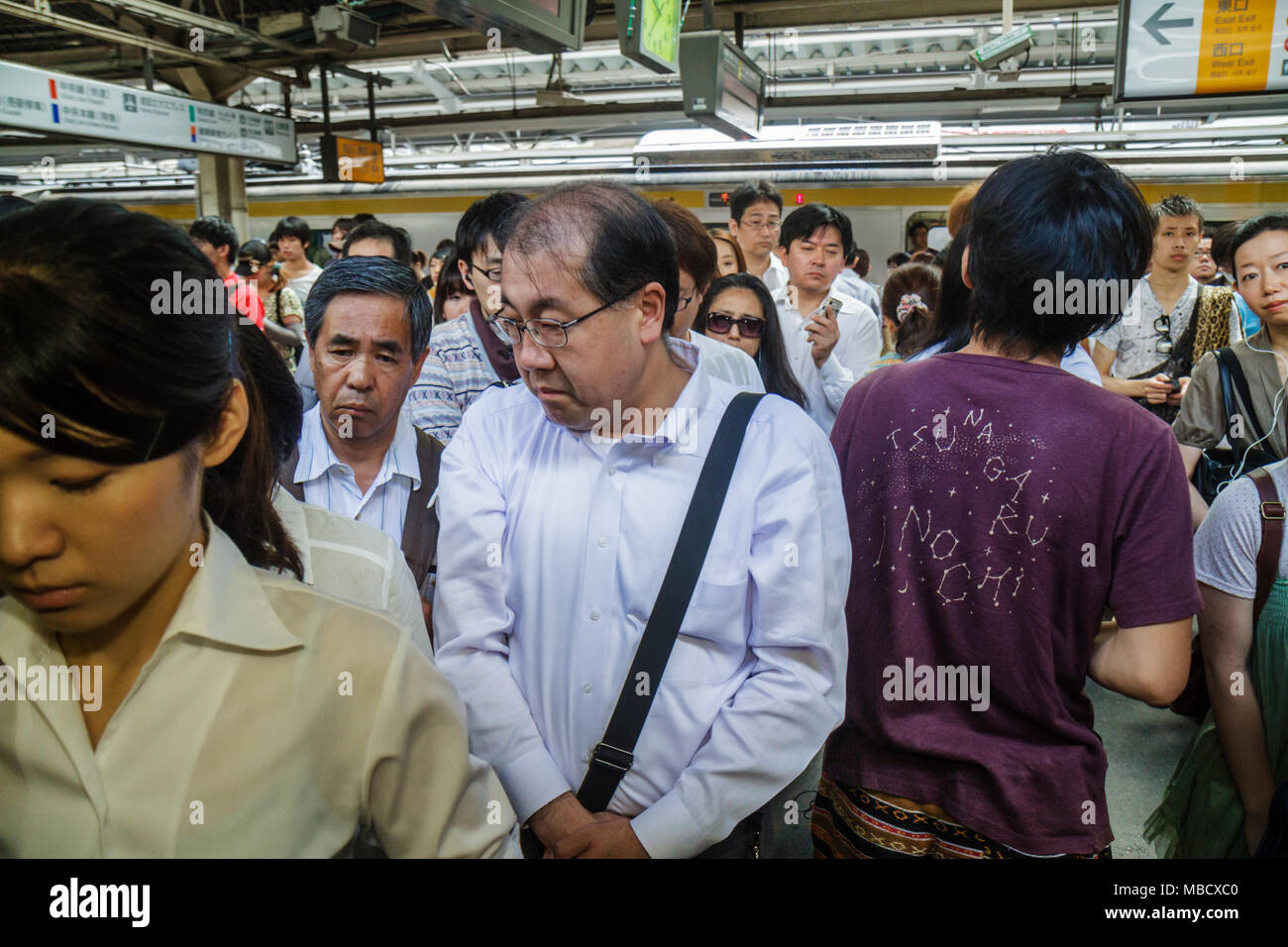 Tokio Japan, Asien, Orient, Shinjuku, JR Shinjuku Station, Yamanote-Linie, U-Bahn, Zug, Zug, Passagierfahrer Reiter, Asiaten ethnische Immi Stockfoto