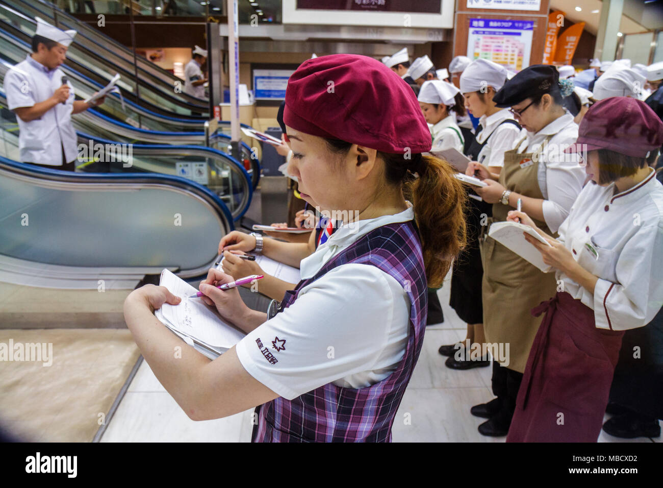 Tokio Japan, Shinjuku, Shinjuku Station, Restaurant Restaurants Essen Essen Essen Café Cafés, Mitarbeiter, Kellner, Köche, Köche, Uniformen, morgendliches Treffen, vor der Arbeit Stockfoto