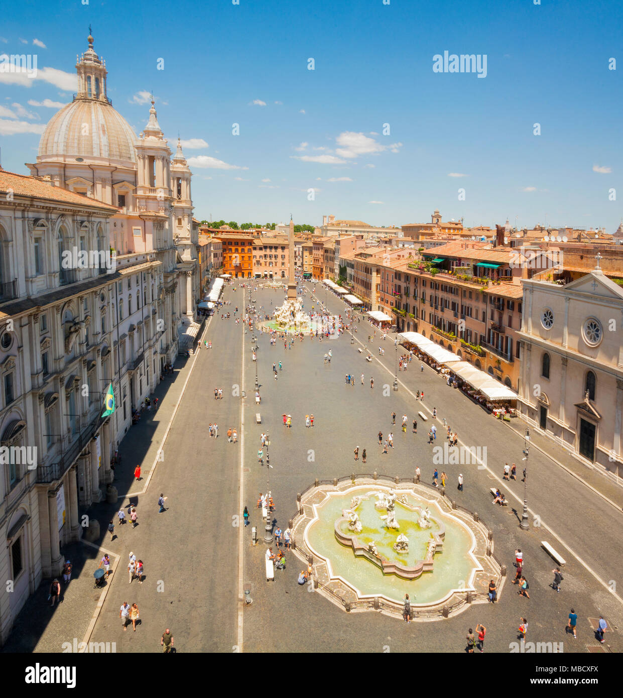 Blick auf den berühmten Piazza Navona in Rom an einem sonnigen Tag mit Touristen zu Fuß. Die barocke Architektur. Reisen und Tourismus Stockfoto