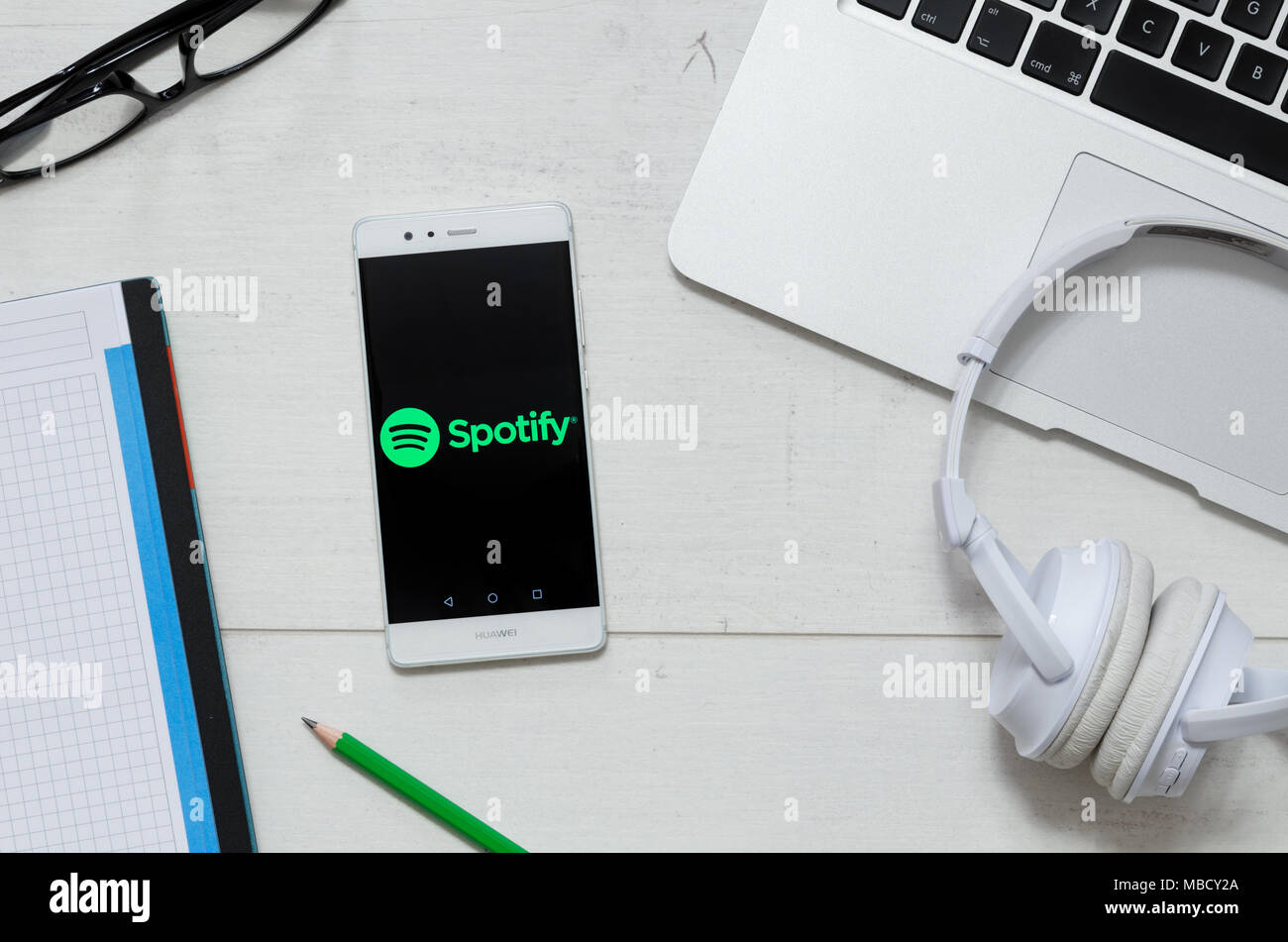 WROCLAW, Polen - 29. MÄRZ 2018: Spotify ist eine Musik Service, bietet rechtliche Streaming Musik. Mit Spotify Logo auf dem Schreibtisch Smartphone. Stockfoto