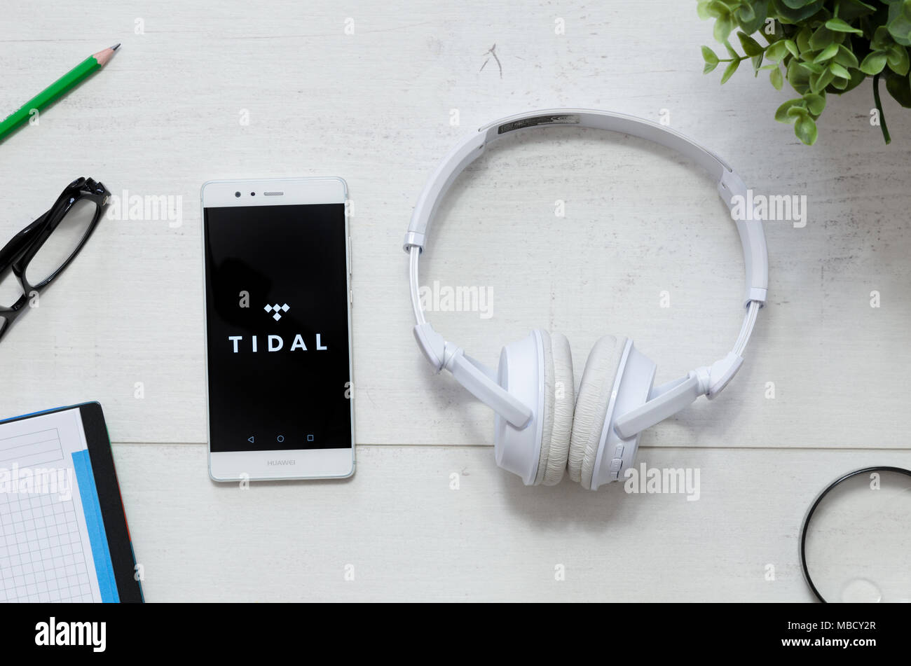 WROCLAW, Polen - 29. MÄRZ 2018: die Gezeiten ist Musik, Service, bietet rechtliche Streaming Musik. Mit Gezeiten app Logo auf dem Schreibtisch Konzept Smartphone. Stockfoto