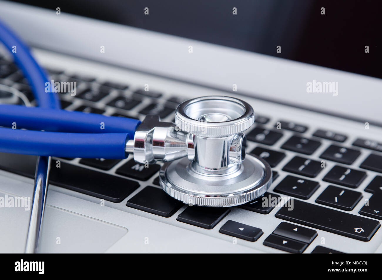 Close-up Stethoskop auf Laptop Tastatur. Gesundheitswesen und Medizinische Konzept Stockfoto