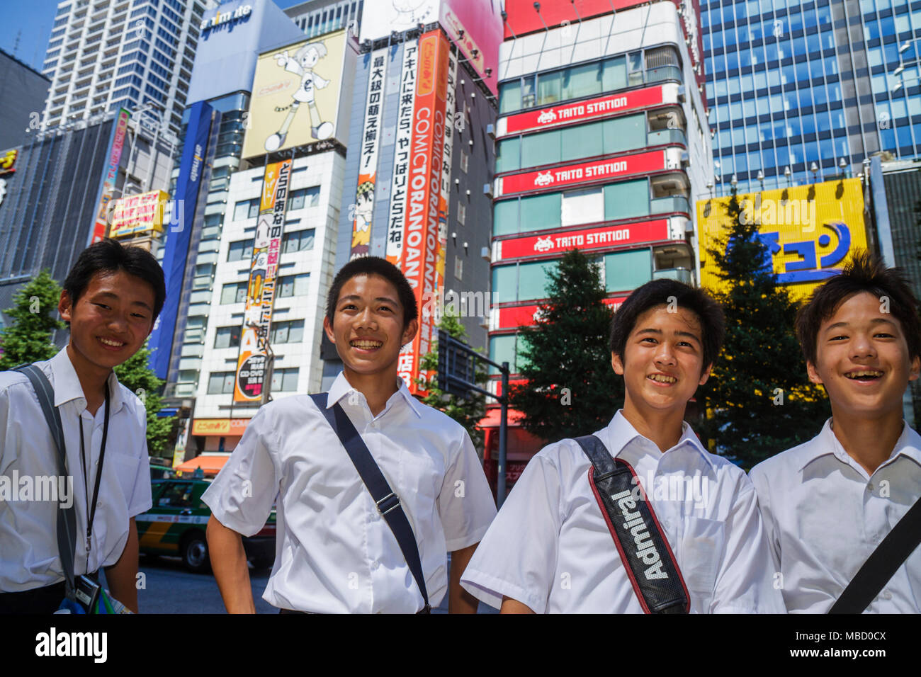 Tokio Japan, Akihabara, Electric Town, Chuo Dori Street, Kanji, Japanisches Englisch, Asiatisch-Orientalisch, Teenager Teenager Jugendliche Erwachsene, Jungen Jungen, männliche Kinder Stockfoto