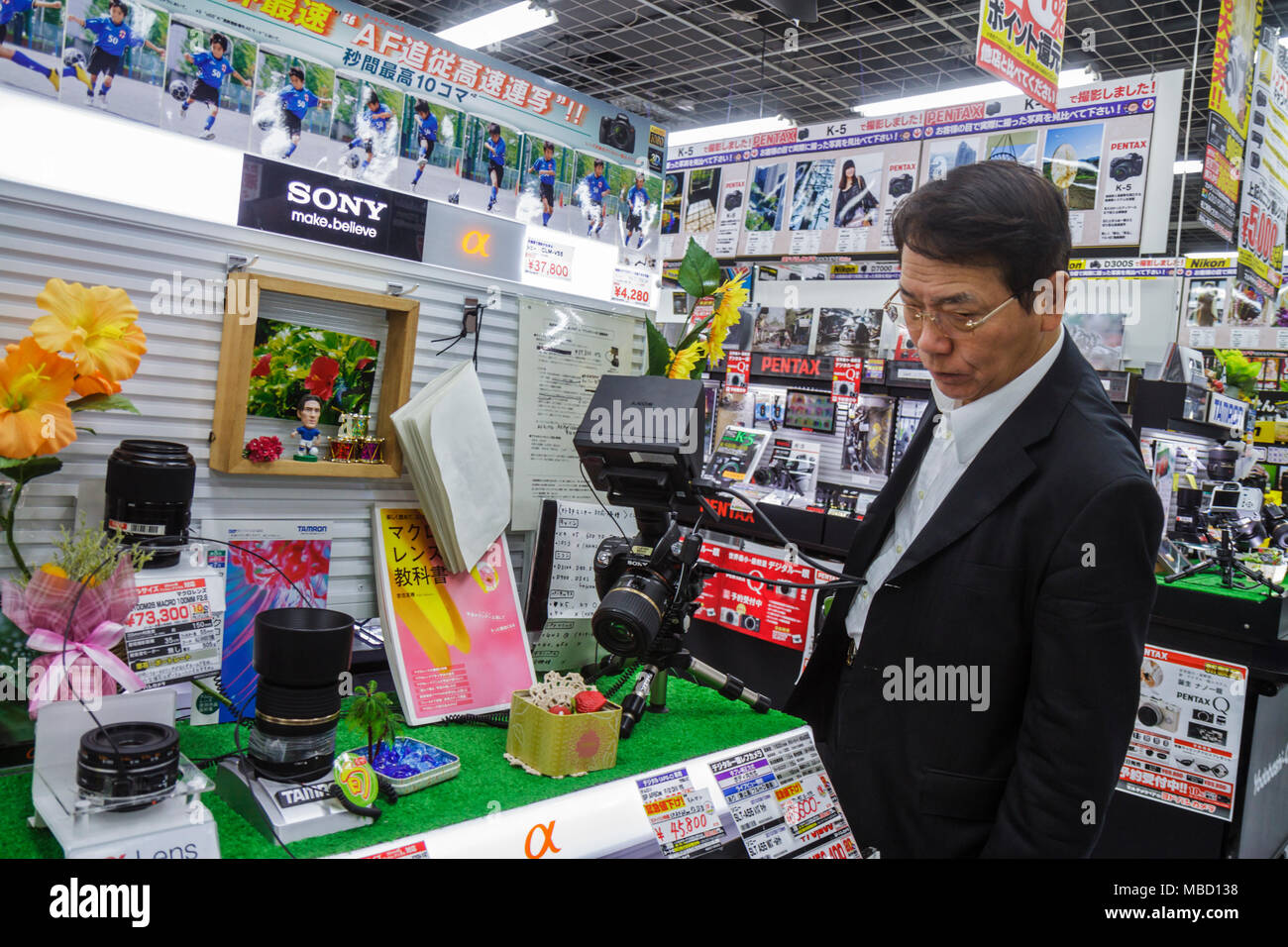 Tokio Japan, Asien, Orient, Akihabara, Yodobashi-Kamera, Rabatt-Elektronikgeschäft, Kanji, Japanisch Englisch, Einzelhandelsprodukte, Vitrine Verkauf, Waren, Pac Stockfoto