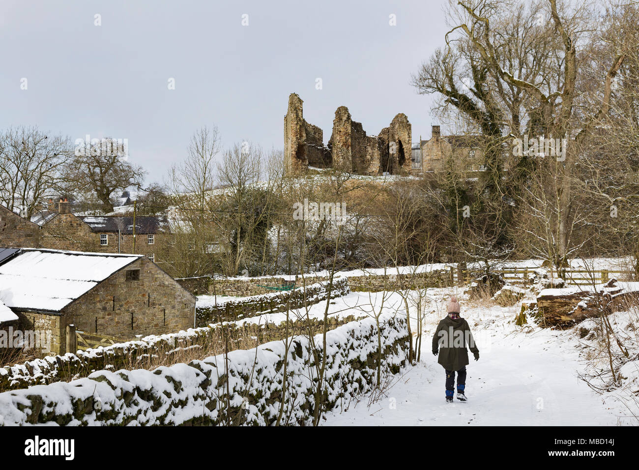 Hadrian's Wall im Winter - die Reste der Thirlwall Castle, auf der Anhöhe neben dem Hadrian's Wall Path Stockfoto