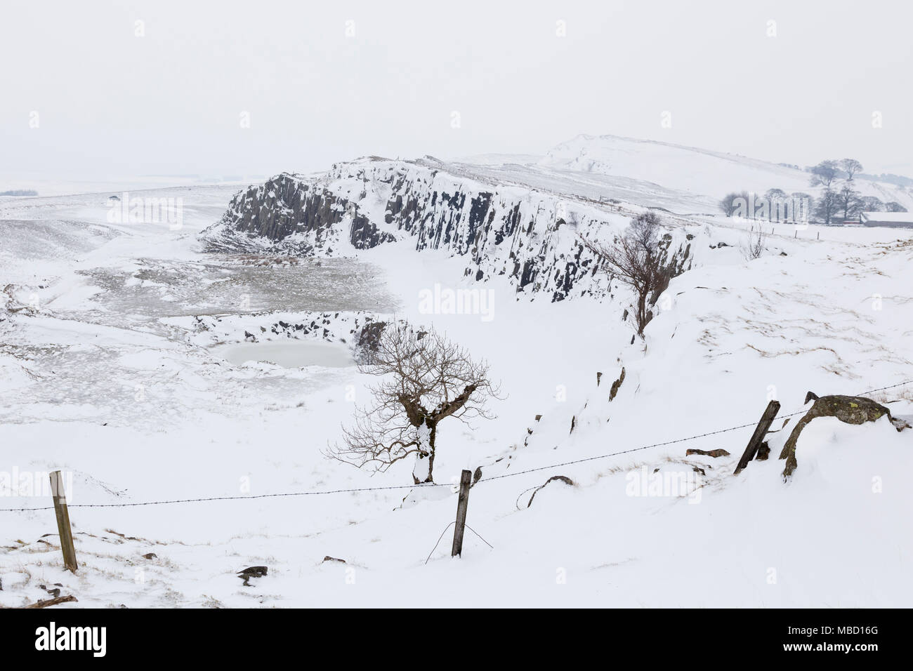 Hadrian's Wall - die Überreste von greenhead Steinbruch, ein wenig östlich von walltown Steinbruch, unter einer dicken Schicht Schnee Stockfoto