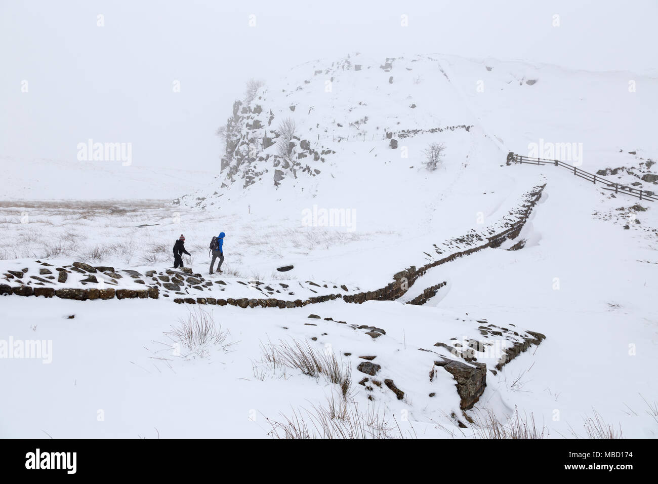 Hadrian's Wall im Winter, Blick nach Osten über Peel Lücke und seine Revolver, in Richtung Peel Crags Stockfoto