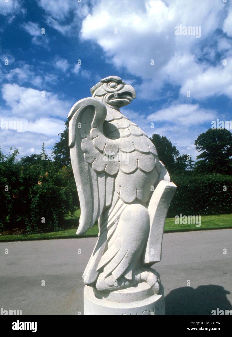 Die heraldische Falcon der Plantagents (ein Abzeichen von Heinrich IV.), aus der Mitte der Anzeige des Queen's Tiere in Kew Gardens. Stockfoto