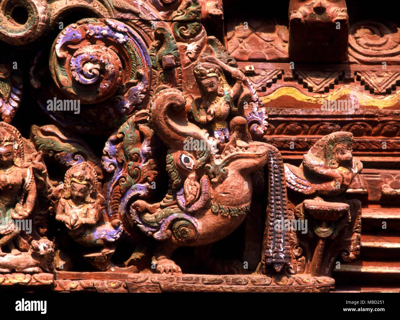 Tibetische Mythologie - Makara. Dies ist eine Initiation Symbol, teilweise eine Kreatur, teilweise eine irdische ein und ist in der Lage, Leben in zwei Welten. Detail der Schnitzerei aus einem Tempel Tür in Kathmandu Stockfoto