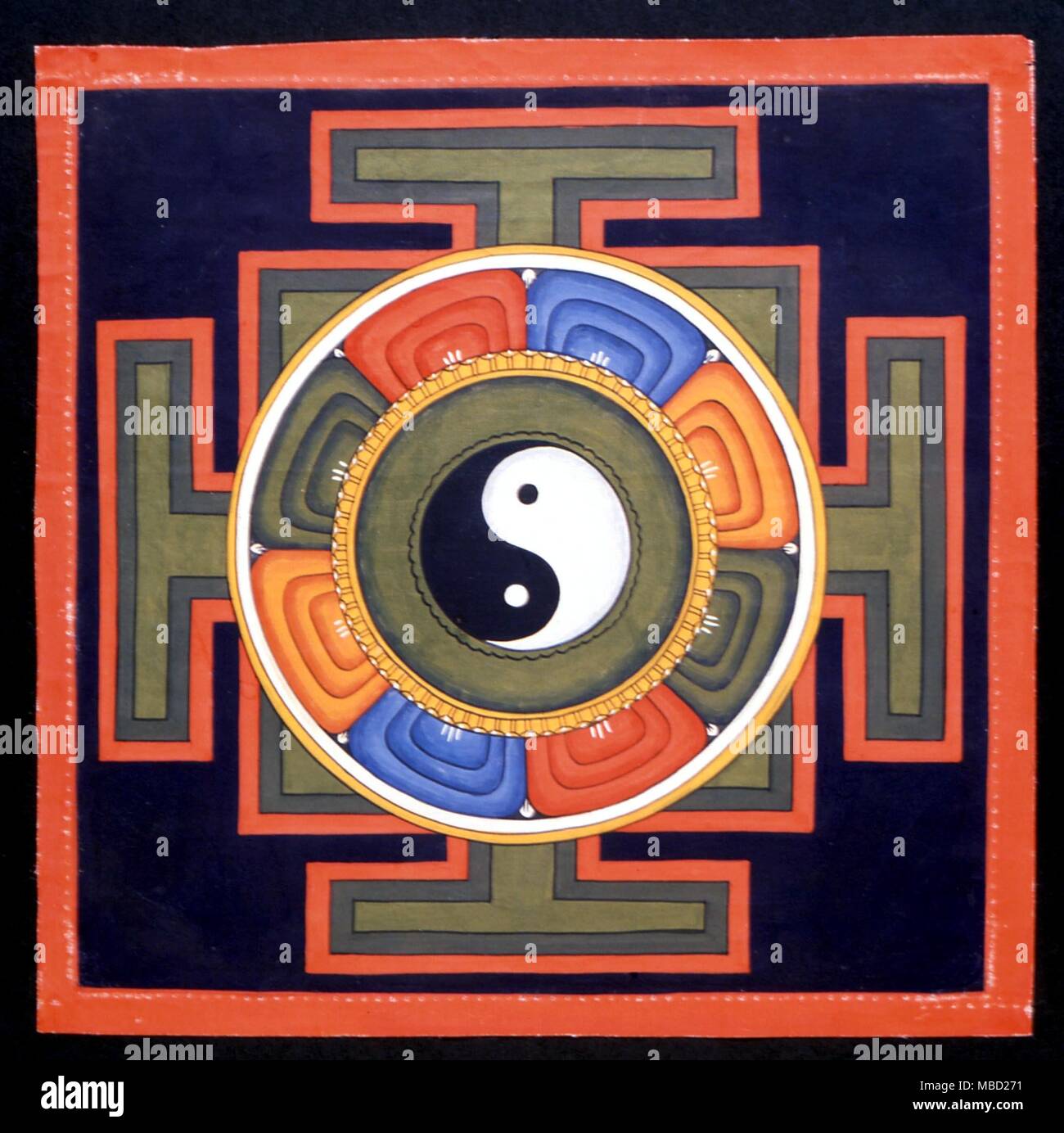 Symbole - Yin Yang. Die Tai Chi Symbol in der Mitte, zeigt das Drehen der gegensätzlichen Yin und Yan rund um das Zentrum des Universums. Von einem nepalesischen Meditation tanka Detail Stockfoto