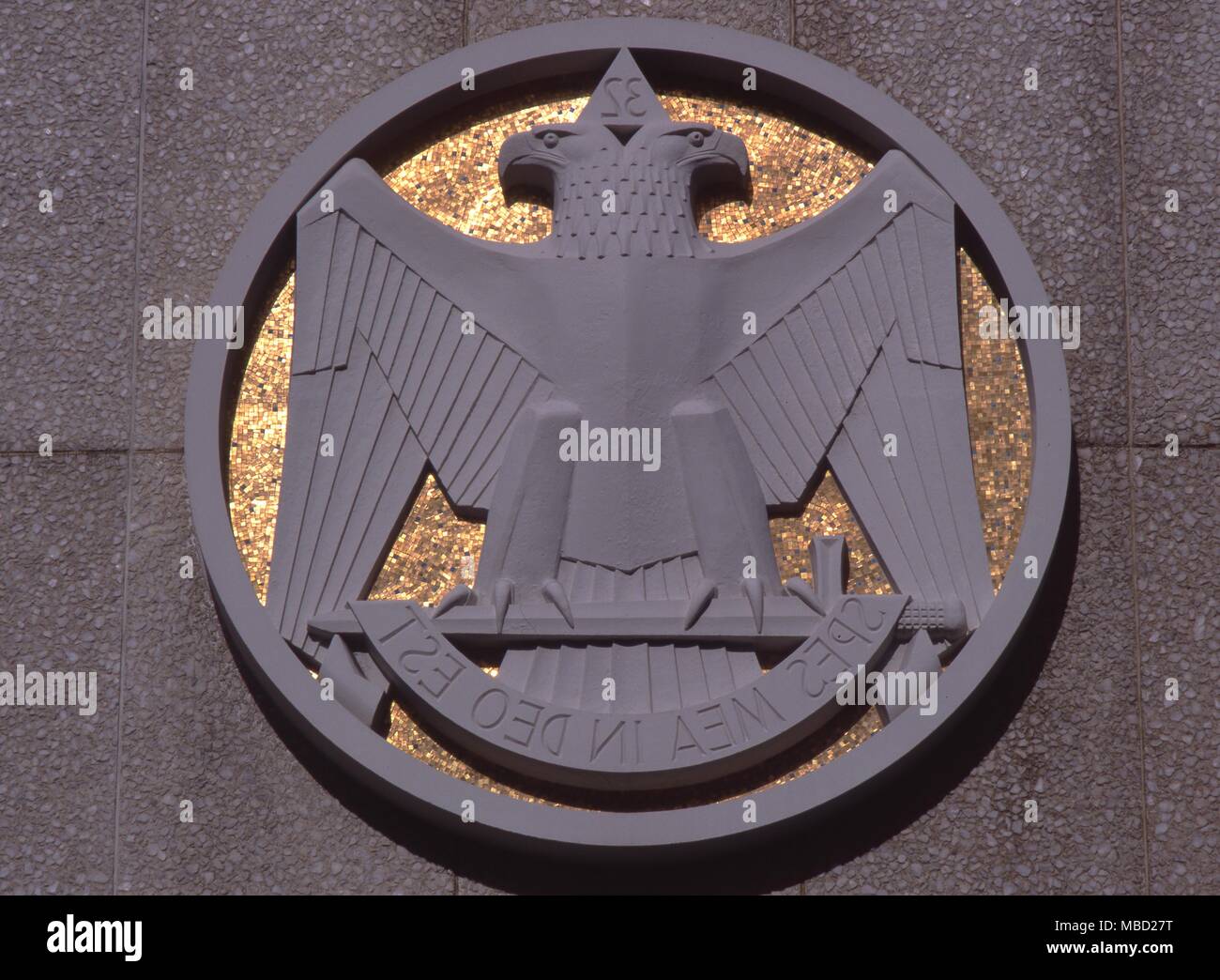 Masonic Emblem. Double Eagle geleitet, die sich auf dem 32. Grad, mit einem lateinischen Motto - meine Hoffnung in Gott. Der Schottische Ritus Freimaurertempel in San Francisco. Stockfoto