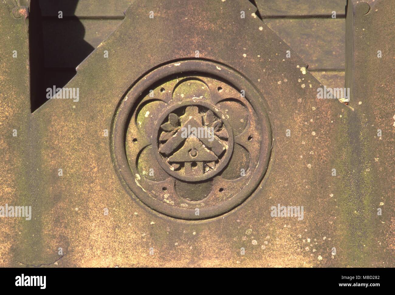 Littleborough Kirchhof, Lancashire. Freimaurerischen Symbole auf dem Grab ihrer Stellvertretender Großmeister der Freimaurer in 1870. Stockfoto