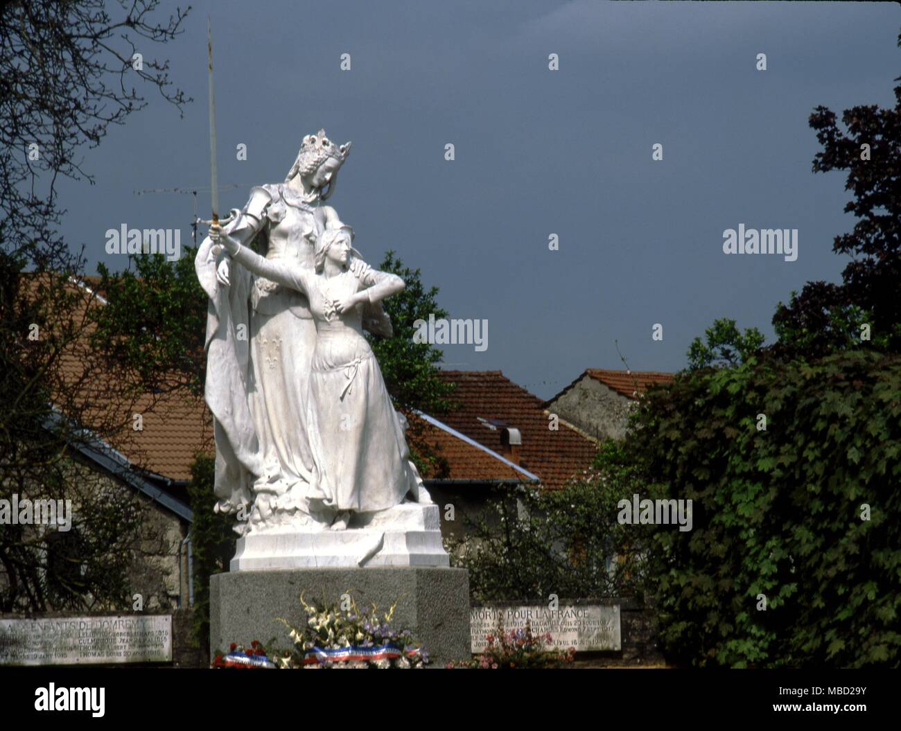 Statue von Jeanne d'Arc. Joan, geführt von der Königin des Himmels. Denkmal in Domremy, ihr Heimatdorf. Stockfoto