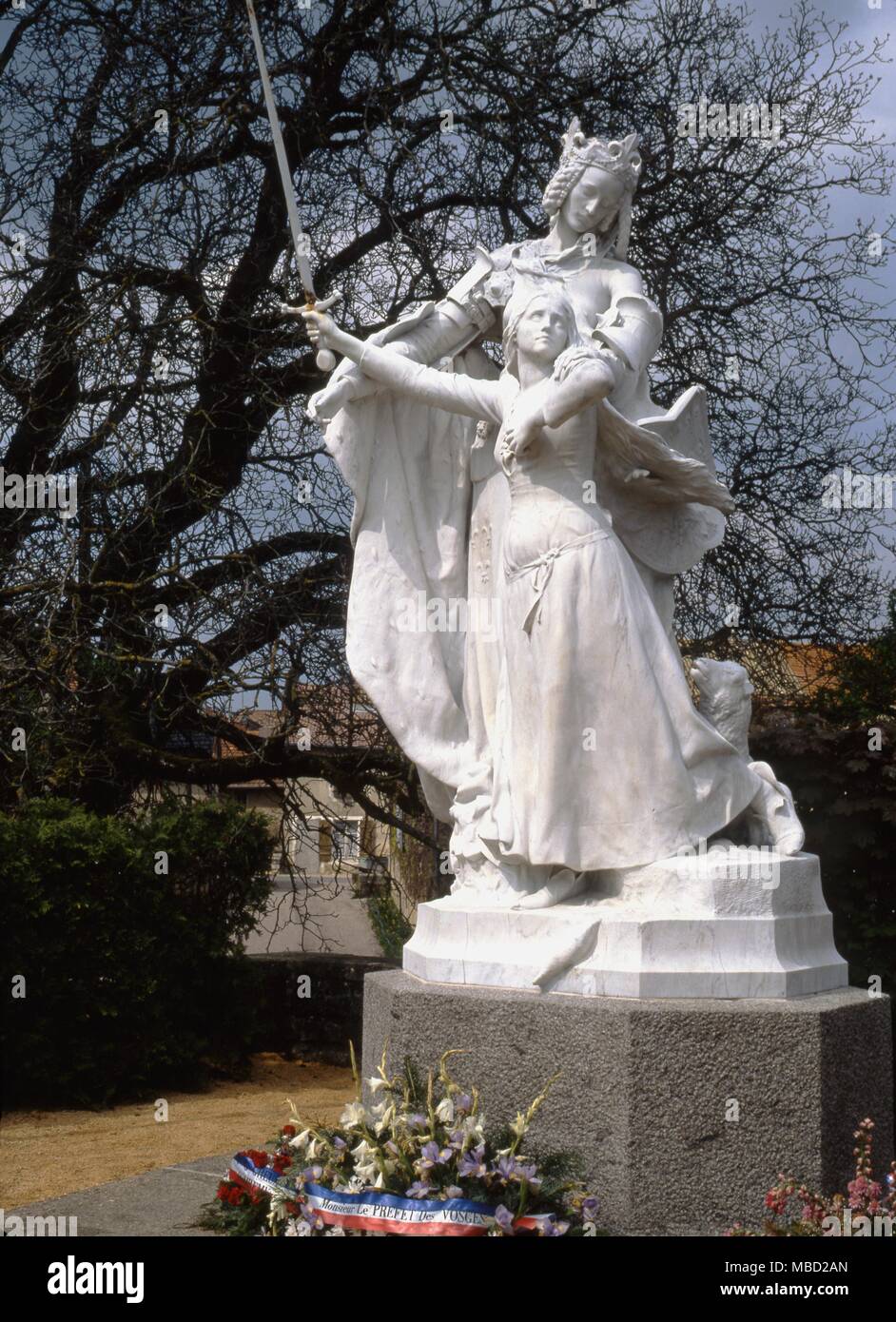 Statue von Jeanne d'Arc. Joan, geführt von der Königin des Himmels. Denkmal in Domremy, ihr Heimatdorf. Stockfoto